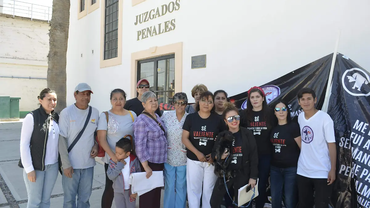Afuera de los juzgados